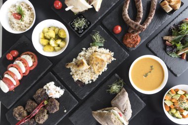 Yeni hazırlanmış yemek / yemek bir restoranda servis edilecek.