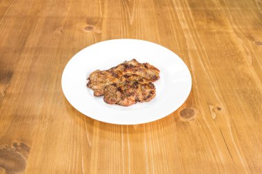 Yeni hazırlanmış yemek / yemek bir restoranda servis edilecek.