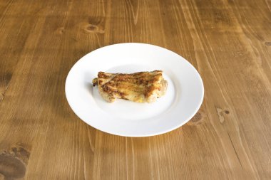 Yeni hazırlanmış yemek / yemek bir restoranda servis edilecek.