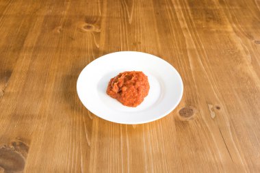 Yeni hazırlanmış yemek / yemek bir restoranda servis edilecek.