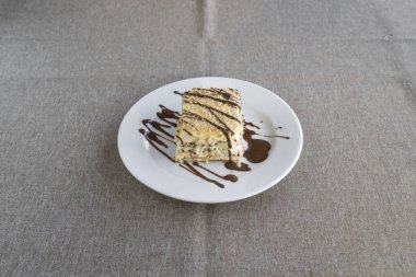 Yeni hazırlanmış yemek / yemek bir restoranda servis edilecek.