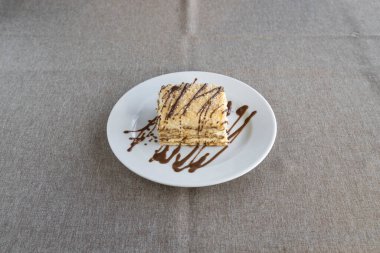 Yeni hazırlanmış yemek / yemek bir restoranda servis edilecek.