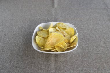 Yeni hazırlanmış yemek / yemek bir restoranda servis edilecek.