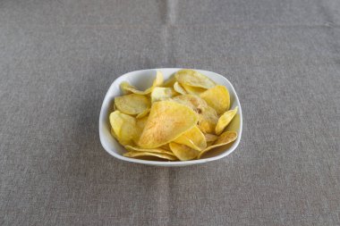 Yeni hazırlanmış yemek / yemek bir restoranda servis edilecek.