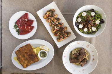 Yeni hazırlanmış yemek / yemek bir restoranda servis edilecek.