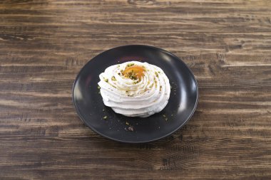 Yeni hazırlanmış yemek / yemek bir restoranda servis edilecek.