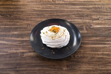 Yeni hazırlanmış yemek / yemek bir restoranda servis edilecek.