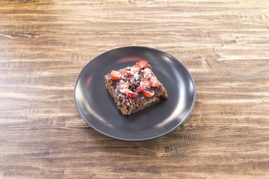 Yeni hazırlanmış yemek / yemek bir restoranda servis edilecek.