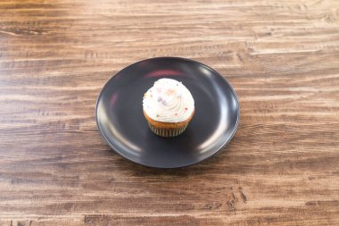 Yeni hazırlanmış yemek / yemek bir restoranda servis edilecek.