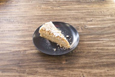 Yeni hazırlanmış yemek / yemek bir restoranda servis edilecek.