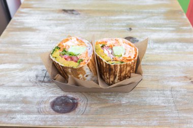 Yeni hazırlanmış yemek / yemek bir restoranda servis edilecek.