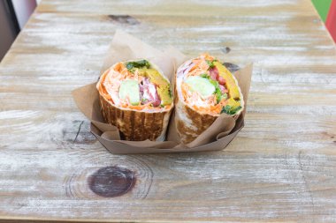 Yeni hazırlanmış yemek / yemek bir restoranda servis edilecek.