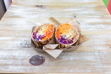 Yeni hazırlanmış yemek / yemek bir restoranda servis edilecek.