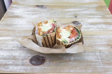 Yeni hazırlanmış yemek / yemek bir restoranda servis edilecek.