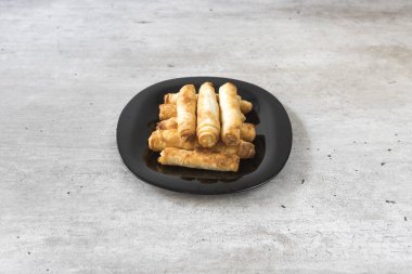 Yeni hazırlanmış yemek / yemek bir restoranda servis edilecek.