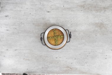 Yeni hazırlanmış yemek / yemek bir restoranda servis edilecek.