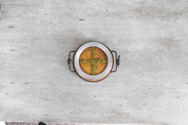 Yeni hazırlanmış yemek / yemek bir restoranda servis edilecek.