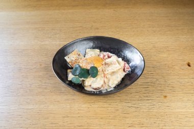 Yeni hazırlanmış yemek / yemek bir restoranda servis edilecek.