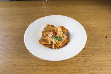 Yeni hazırlanmış yemek / yemek bir restoranda servis edilecek.