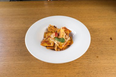 Yeni hazırlanmış yemek / yemek bir restoranda servis edilecek.