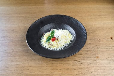 Yeni hazırlanmış yemek / yemek bir restoranda servis edilecek.