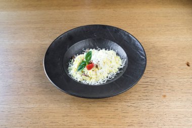 Yeni hazırlanmış yemek / yemek bir restoranda servis edilecek.