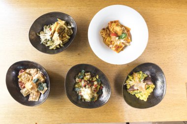 Yeni hazırlanmış yemek / yemek bir restoranda servis edilecek.