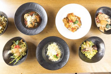 Yeni hazırlanmış yemek / yemek bir restoranda servis edilecek.