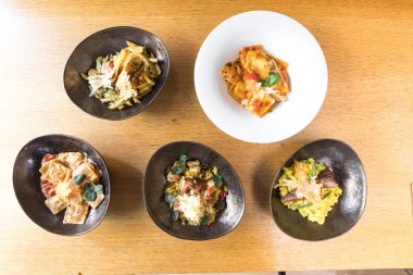 Yeni hazırlanmış yemek / yemek bir restoranda servis edilecek.