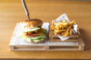 Yeni hazırlanmış yemek / yemek bir restoranda servis edilecek.