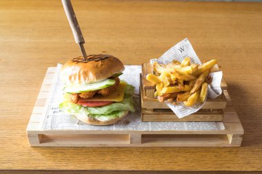 Yeni hazırlanmış yemek / yemek bir restoranda servis edilecek.