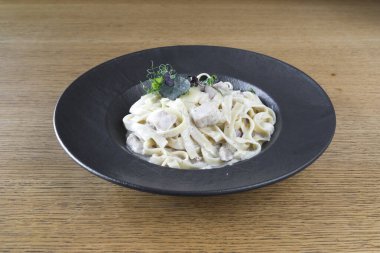 Yeni hazırlanmış yemek / yemek bir restoranda servis edilecek.