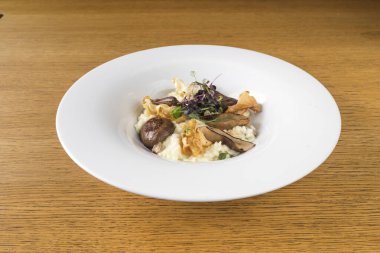 Yeni hazırlanmış yemek / yemek bir restoranda servis edilecek.