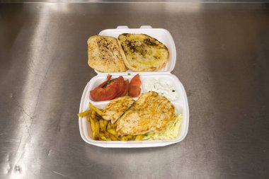 Yeni hazırlanmış yemek / yemek bir restoranda servis edilecek.