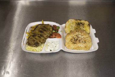 Yeni hazırlanmış yemek / yemek bir restoranda servis edilecek.