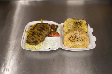 Yeni hazırlanmış yemek / yemek bir restoranda servis edilecek.