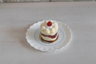 Yeni hazırlanmış yemek / yemek bir restoranda servis edilecek.