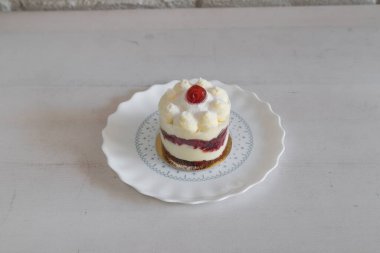 Yeni hazırlanmış yemek / yemek bir restoranda servis edilecek.