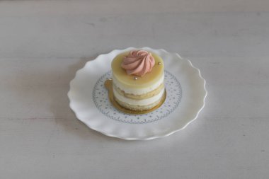 Yeni hazırlanmış yemek / yemek bir restoranda servis edilecek.