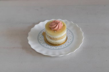 Yeni hazırlanmış yemek / yemek bir restoranda servis edilecek.