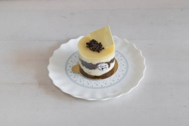 Yeni hazırlanmış yemek / yemek bir restoranda servis edilecek.