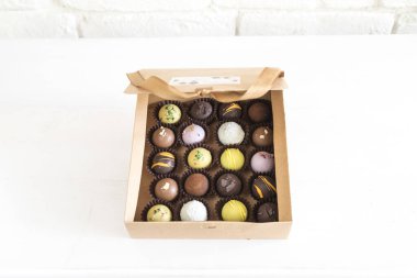 Yeni hazırlanmış yemek / yemek bir restoranda servis edilecek.