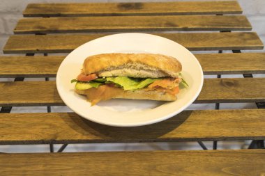 Yeni hazırlanmış yemek / yemek bir restoranda servis edilecek.