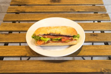 Yeni hazırlanmış yemek / yemek bir restoranda servis edilecek.