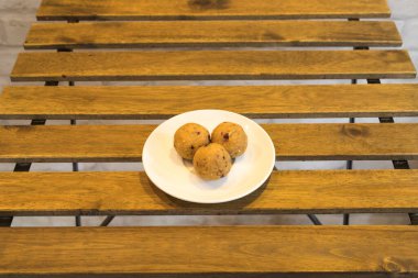 Yeni hazırlanmış yemek / yemek bir restoranda servis edilecek.