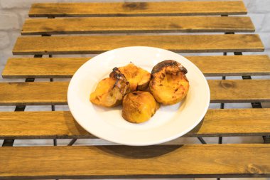 Yeni hazırlanmış yemek / yemek bir restoranda servis edilecek.