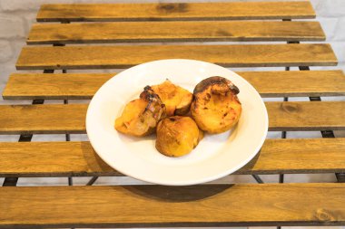 Yeni hazırlanmış yemek / yemek bir restoranda servis edilecek.