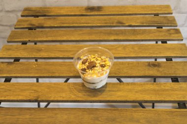 Yeni hazırlanmış yemek / yemek bir restoranda servis edilecek.