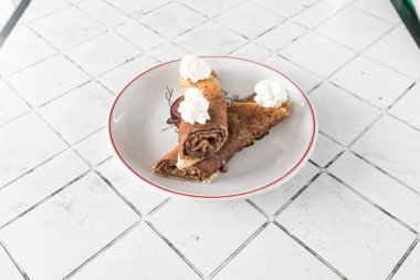 Yeni hazırlanmış yemek / yemek bir restoranda servis edilecek.