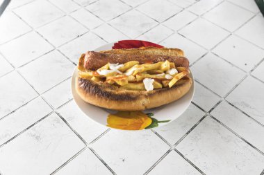 Yeni hazırlanmış yemek / yemek bir restoranda servis edilecek.